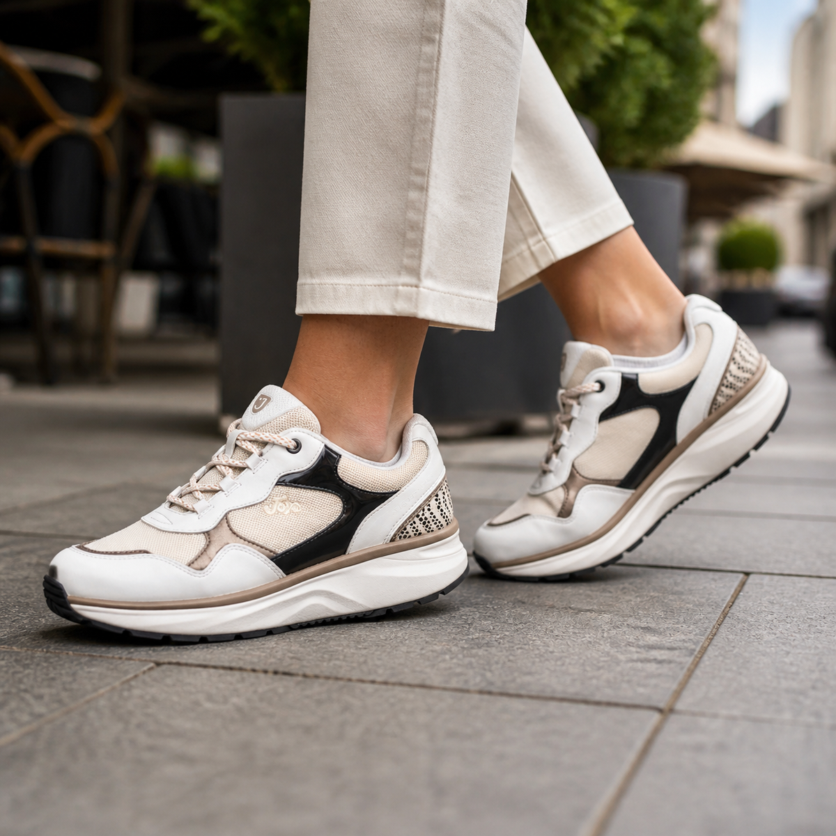 Joya Tina III white-gold, Damen-Sneaker, am Fuss