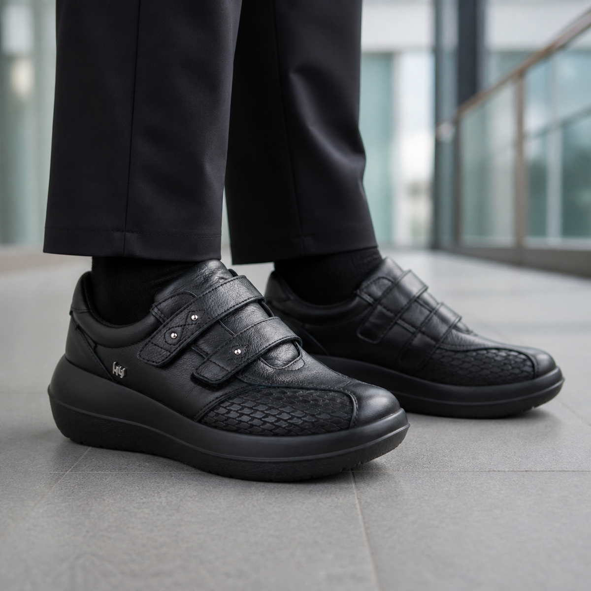 kybun Leuk black, Damenschuh, am Fuss